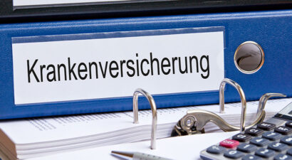 Das Symbolbild für einen Wechsel der Krankenkasse zeigt einen Aktenordners mit dem Titel "Krankenversicherung".