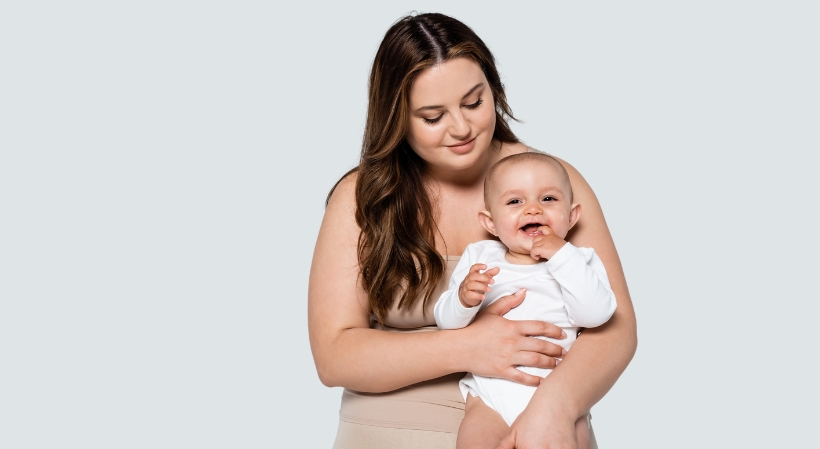 Das Bild zeigt eine fröhliche, übergewichtige Mutter mit einem Baby auf dem Arm. Es symbolisiert eine ungewollte Schwangerschaft durch Einnahme von GLP1-Analoga.