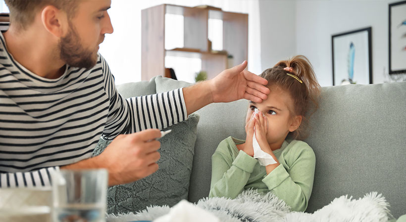 Vater versorgt seine kranke Tochter zu Hause